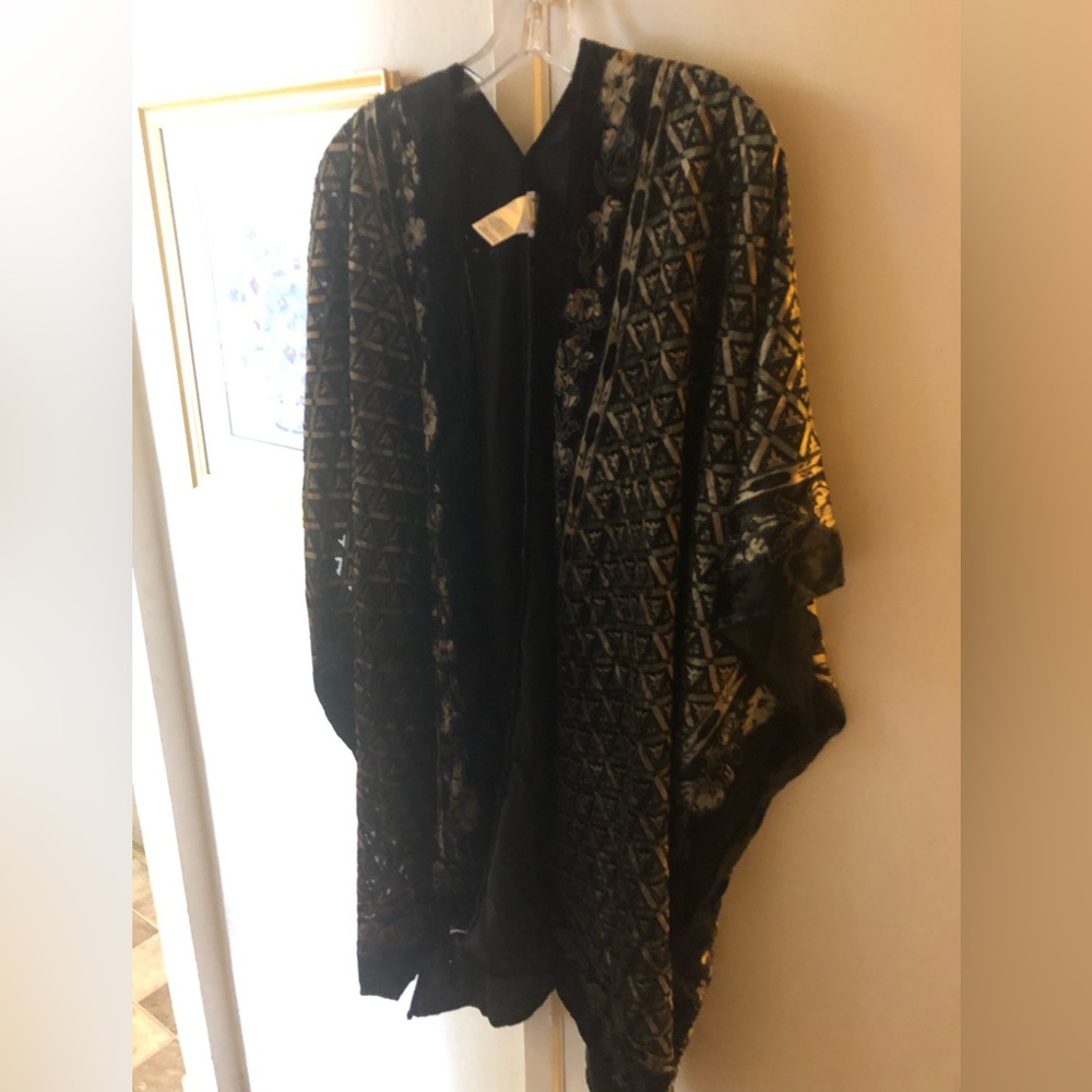 4-sale Chico’s Burnt Velvet Poncho Jacket- 617 $50 or $45 w/offer